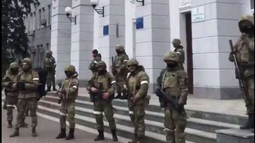 Ουκρανία: Κάτοικοι γιουχάρουν Ρώσους στρατιώτες κοντά στη Μαριούπολη - "Φύγετε απο δω" [Βίντεο]