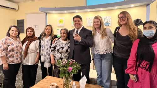 Γυναίκες πρόσφυγες έκαναν το τραπέζι στον πρέσβη των ΗΠΑ Τζορτζ Τσούνη - Έφαγαν αρνί με πιλάφι [εικόνες]