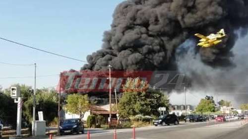 Αχαΐα: Μαίνεται η φωτιά στο εργοστάσιο πλαστικών, κατέρρευσε η στέγη - Μάχη των πιλότων με το &quot;μαύρο μανιτάρι&quot;