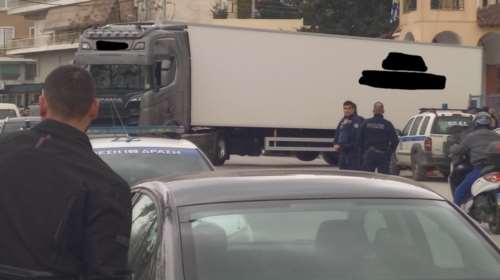 Τραγωδία στα Τέμπη: Φορτηγό-ψυγείο έφθασε στη Λάρισα- Εκεί θα τοποθετηθούν οι σοροί των θυμάτων που δεν έχουν αναγνωριστεί