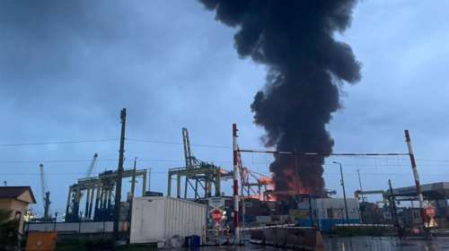 Reuters: Mεγάλη πυρκαγιά στο λιμάνι του Ισκεντερούν μετά τον σεισμό στην Τουρκία [εικόνα]