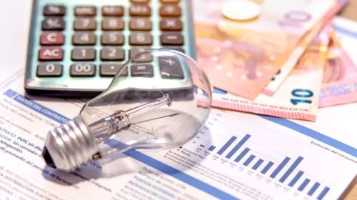 Έρχονται τιμολόγια ρεύματος φθηνότερα και από τα &quot;αγροτικά&quot; - Οι νέες τιμές σε πράσινα και κίτρινα