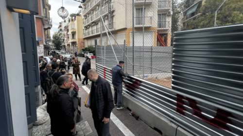 Ξηλώνονται οι πρώτες λαμαρίνες στην πλατεία Εξαρχείων για τα έργα του μετρό- Απόφαση δικαστηρίου [βίντεο]