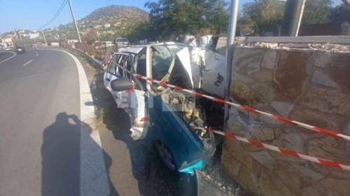 Σοβαρό τροχαίο στη λεωφόρο Αθηνών - Σουνίου: Αυτοκίνητο καρφώθηκε σε τοίχο [εικόνες]