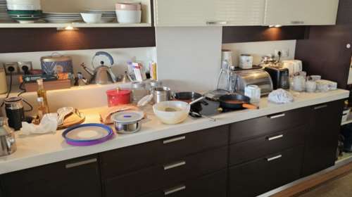 H ακατάστατη κουζίνα του Παπαστεργίου και το αιχμηρό σχόλιο της Ξένιας Κουναλάκη: &quot;Υποτίθεται ότι είναι χιούμορ&quot;