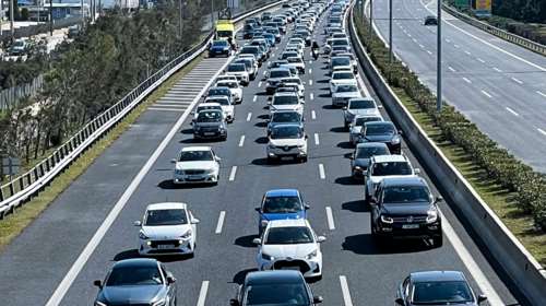 Αττική Οδός: Ανατροπή φορτηγού στο ρεύμα προς Ελευσίνα - Τεράστιο μποτιλιάρισμα