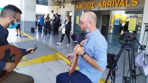 Κρήτη: Με λύρες και αψίδες νερού η υποδοχή των πρώτων τουριστών [εικόνες και βίντεο]