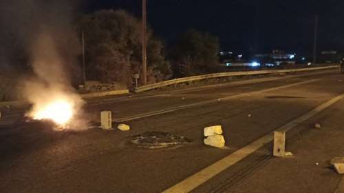 Επεισόδια για τρίτη ημέρα στα Μέγαρα: Πετροπόλεμος και φωτιές από Ρομά - Έκλεισε η Εθνική οδός - Ένταση και στο Αγρίνιο