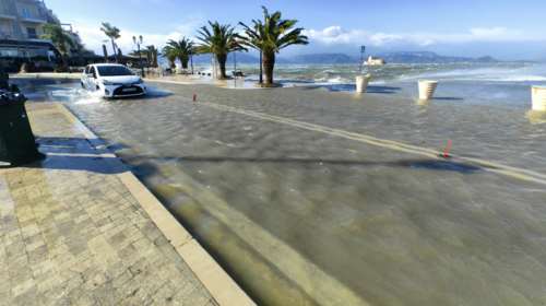 Η θάλασσα βγήκε έξω στο Ναύπλιο - Πρωτόγνωρη κατάσταση στην πόλη - Πλημμύρισαν δρόμοι, έπεσαν δέντρα [βίντεο]