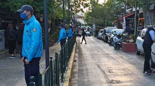 Περιστέρι: Μοντέλο &quot;Βαρνάβα&quot; και στην πλατεία Βεάκη - Επιχείρηση της ΕΛΑΣ για την αποφυγή κορονο-πάρτι [Εικόνες - Βίντεο]
