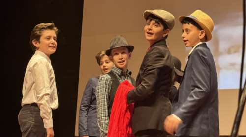 Συγκινημένος ο Αδωνις Γεωργιάδης: Καμάρωσε τον γιο του, Αλκαίο, να παίζει σε σχολική παράσταση [εικόνες]