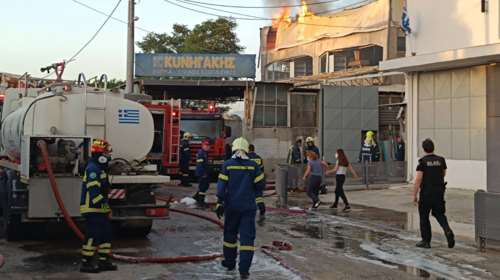 Βοτανικός: Ενισχύθηκαν οι δυνάμεις που επιχειρούν στην πυρκαγιά σε χώρο αποθήκευσης στην Αθήνα