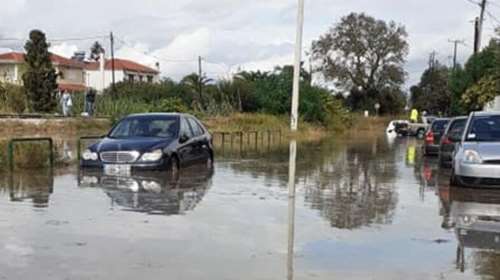 Κακοκαιρία Αθηνά: Απέραντη λίμνη το Ρίο - Εγκλωβισμένα αυτοκίνητα και πλημμυρισμένοι δρόμοι [εικόνες]