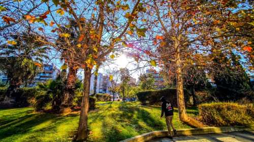 Καιρός: Επιμένουν οι υψηλές για την εποχή θερμοκρασίες - Πού αναμένονται βροχές