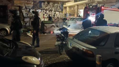 Επεισόδια στα Εξάρχεια: Έβαλαν φωτιά σε κάδους - Στο σημείο η Πυροσβεστική [βίντεο]