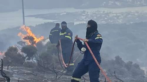 Φωτιές: Μάχη δίνουν οι πυροσβέστες με τις φλόγες στην Άνδρο - Αναζωπυρώσεις σε Έβρο, Βοιωτία, Πάρνηθα