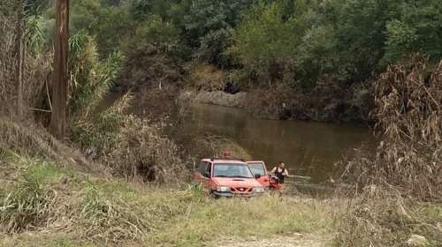 Λάρισα: Κοπέλα έπεσε γυμνή στα νερά του Πηνειού - Επιχείρηση της ΕΜΑΚ [εικόνες - βίντεο]