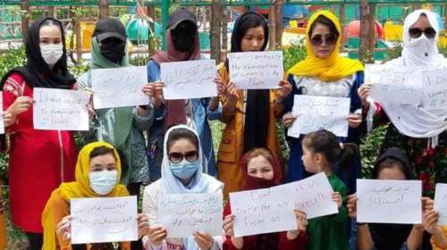 Δέκα γενναίες Αφγανές: Αντιστέκονται στους Ταλιμπάν και διαδηλώνουν κατά της υποχρεωτικής μπούρκας [εικόνες]