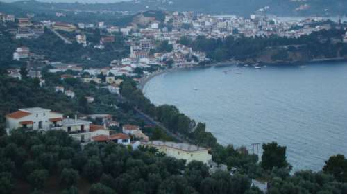 Σκιάθος: Εχτιζαν παράνομα πάνω στην παραλία και χτύπησαν τον αστυνομικό που πήγε για έλεγχο