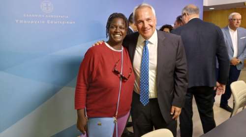 Η ξεχωριστή φωτογραφία στην τελετή - παράδοση στο ΥΠΕΣ: Η χαλαρή αγκαλιά Βορίδη με τη δημοσιογράφο Ηλέκτρα Βισκαδουράκη