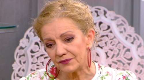 Αγνώριστη η Πέμυ Ζούνη: Δείτε με κοντό κόκκινο καρέ