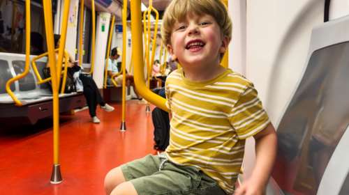 Βίντεο: Ένα μικρό αγόρι μπήκε στο μετρό και μας θύμισε ότι πρέπει να γελάμε και λίγο