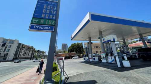 Η Επιτροπή Ανταγωνισμού ερευνά &quot;τα μυστήρια&quot; με την τιμή της βενζίνης: Οι αυξήσεις περνούν αμέσως στα πρατήρια, οι μειώσεις...καθυστερούν