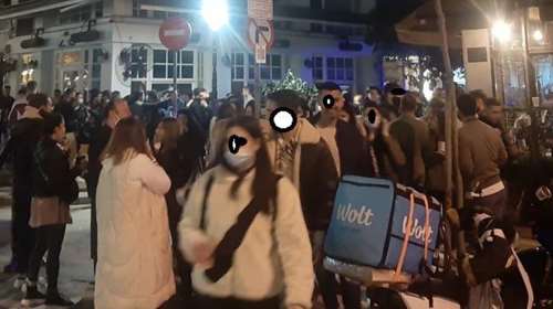 Θεσσαλονίκη: Όλη η Μητροπόλεως ένα… &quot;κορονοπάρτι&quot; - Εκατοντάδες νεαροί με το ποτό στο χέρι [Βίντεο]