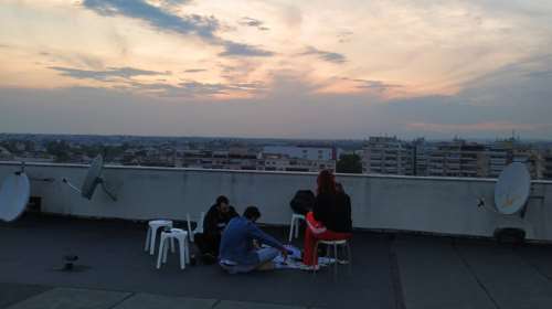 Καραντίνα στη Θεσσαλονίκη με παντομίμα και πινγκ πονγκ στην...ταράτσα!