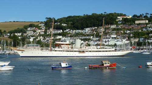 Αυτό το υπέροχο σκάφος πλέει στο Αιγαίο- Ατμόπλοιο του 1930, ανήκει στον δεύτερο πιο πλούσιο βιομήχανο της Αγγλίας