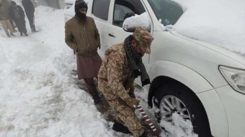 Πακιστάν: Νεκροί τουλάχιστον 21 άνθρωποι - Αποκλείστηκαν μέσα στα οχήματά τους εξαιτίας χιονοθύελλας