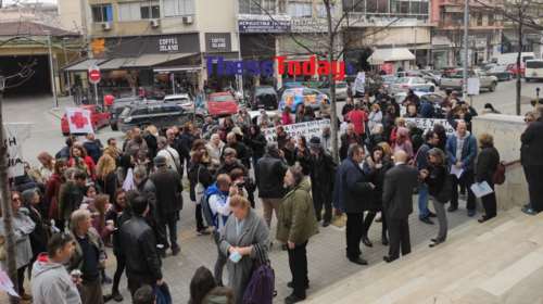 Δικάζεται ο καθηγητής Κούβελας: Συγκέντρωση αντιεμβολιαστών έξω από τα δικαστήρια Θεσσαλονίκης [βίντεο]