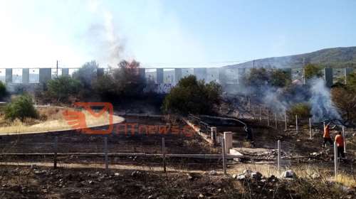 Μπαράζ πυρκαγιών στους Αγίους Θεοδώρους - Αποκαθίστανται τα δρομολόγια του προαστιακού [Εικόνες-βίντεο]