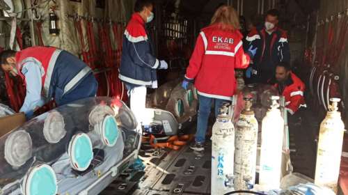 Οι πρώτες εντυπωσιακές εικόνες από τις αεροδιακομιδές ασθενών κορονοϊού με C-130 - Μέσα σε ειδικές κάψουλες