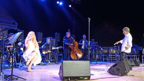 Σταύρος Ξαρχάκος: Η Σύρος υποκλίθηκε στον μεγάλο συνθέτη - Η συναυλία που μάγεψε τις Κυκλάδες [Εικόνες, βίντεο]