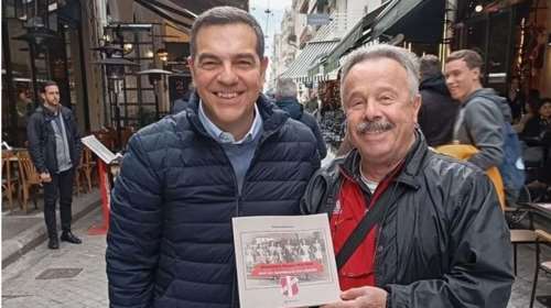 Βιβλίο του Ολυμπιακού στα χέρια του "πράσινου" Τσίπρα πριν από την παρουσίαση της "Ιθάκης" στην Πάτρα
