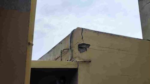 Εικόνες ντροπής σε σχολείο της Σύρου - Μαθητής στο νοσοκομείο από πτώση σοβάδων