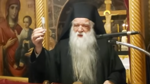 Απίστευτος Αμβρόσιος: Έβγαλε ψεκαστήρι με &quot;κορονο-φάρμακο&quot; μέσα στην εκκλησία- Επεισόδιο με αντιπεριφερειάρχη