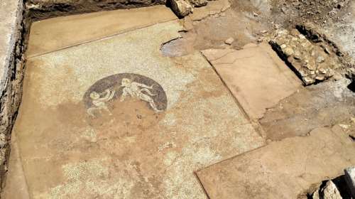 Εντυπωσιακό αρχαιολογικό εύρημα στην Ερέτρια: Αποκαλύφθηκε ψηφιδωτό δάπεδο ενώ τοποθετούσαν αγωγό ύδρευσης