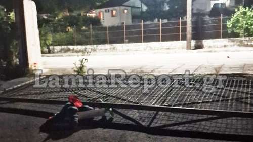 Παρ&#39; ολίγο τραγωδία: Πόρτα σχολείου έπεσε και καταπλάκωσε 6χρονο παιδάκι στον Άγιο Στέφανο  [ΒΙΝΤΕΟ]