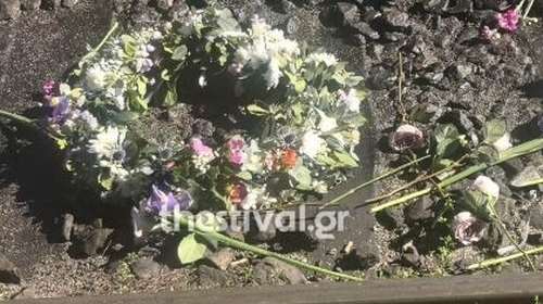 Συγκίνηση στο μνημόσυνο για τα θύματα στα Τέμπη - Εριξαν λουλούδια στις σιδηροδρομικές γραμμές [Εικόνες - Βίντεο]