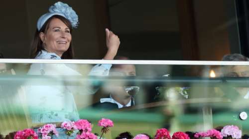 Κάρολ Μίντλετον: Με ονειρεμένο φλοράλ φόρεμα που θα φορούσε και η Κέιτ - Χαμογελαστή μετά τον &quot;Γολγοθά&quot; της οικογένειας