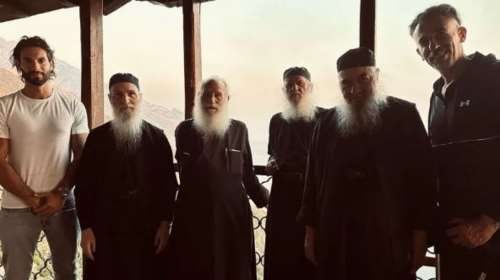 Στο Άγιο Όρος ο Γιώργος Καράβας - Στιγμές πνευματικής χαλάρωσης με έναν φίλο του [εικόνες]