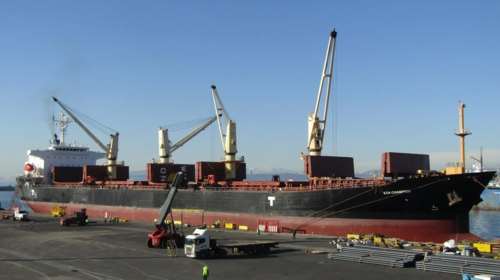 Διπλή επίθεση με πυραύλους σε πλοίο ελληνικής σημαίας στον κόλπο του Άντεν - Πέντε Έλληνες μεταξύ του πληρώματος