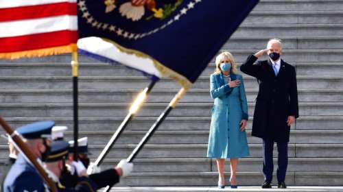 Τα αξιοπερίεργα της ορκωμοσίας Μπάιντεν: Τα γάντια του Σάντερς, η φούστα της Lady Gaga και η τεράστια Βίβλος