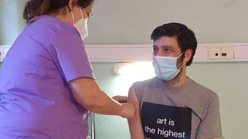 Γιατρομανωλάκης: Ο υφυπουργός Πολιτισμού εμβολιάστηκε με ένα ξεχωριστό μήνυμα στην μπλούζα του [εικόνα]