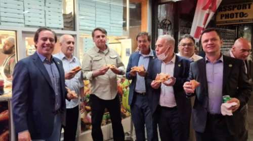 Νέα Υόρκη: &quot;Πόρτα&quot; στον ανεμβολίαστο Μπολσονάρου - Έφαγε πίτσα στα όρθια