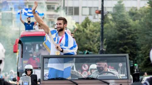 Στέφανος Ντούσκος: Υποδοχή ήρωα στον χρυσό Ολυμπιονίκη στα Γιάννενα -  &quot;Γκρέμισαν τα τείχη&quot; για τον Ελληνα πρωταθλητή [βίντεο]