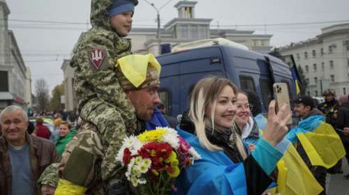 &quot;Επιτέλους η πόλη μου είναι ελεύθερη&quot;: Οι Ουκρανοί υποδέχονται με δάκρυα και λουλούδια τους στρατιώτες στην Χερσώνα [εικόνες-βίντεο]
