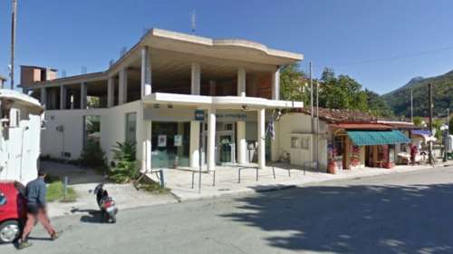 &quot;Θερμό επεισόδιο&quot; με δύο αρνητές μάσκας σε τράπεζα στο Μουζάκι - Τους συνέλαβαν